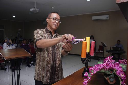 Penyalaan lilin oleh Pdt. Noor Anggraito dari GPIBI Amanat Agung Kalasan Yogyakarta